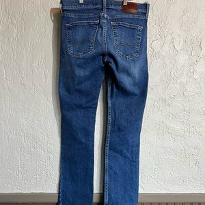 Hollister Slim Straight Epic Flex Jeans. EUC.  Size 30x32. Medium Wash.